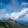 隣の焼岳。名前の通り煙を吹いています。登山ルートも続いていますが、一度大きく下らなければならないため、そうとう厳しいです。